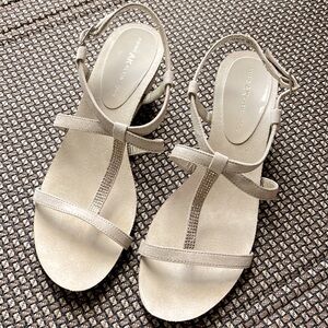 Ann Klein iflex 8.5M Cream Sandal goldsparkle Suede-look T-strap 2.75"Wedge heel